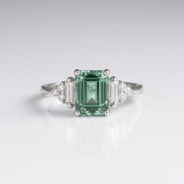 Anel Silver Diamond Trio da Rose & Oliver com três diamantes brilhantes em prata, detalhado e elegante.