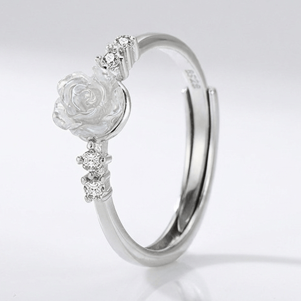 Anel ajustável Rose & Oliver com flor de prata e diamantes, design elegante e delicado para ocasiões especiais.
