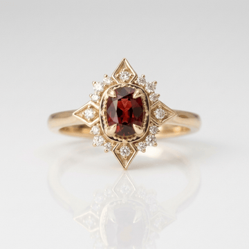 Anel vintage de ouro com rubi e diamantes, da marca Rose & Oliver, mostrando detalhes do design e pedras preciosas.