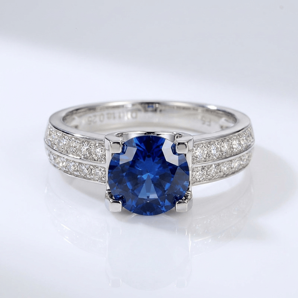 Anel de prata redondo com diamantes pavê, estilo solitário ajustável, da marca Rose & Oliver, com detalhes brilhantes e elegantes.