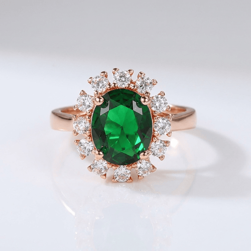 Verstellbarer Ring Rose Gold mit Diamanten und Smaragden, elegantes Halo-Design von der Marke Rose & Oliver.