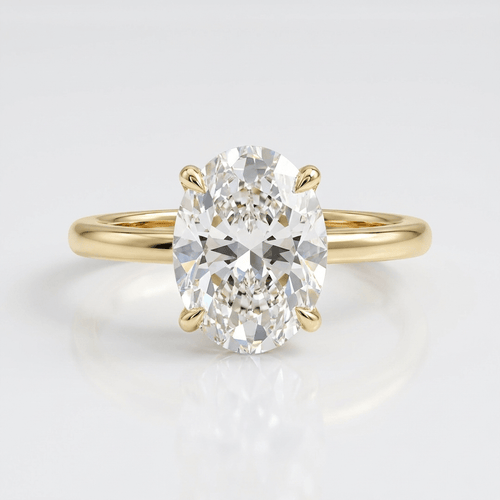 Anel de ouro oval com diamante solitário da Rose & Oliver, exibindo um design elegante com diamante central brilhante.