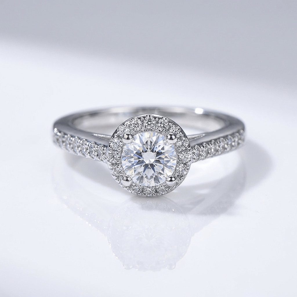 Anel de prata Rose & Oliver com diamantes pavê em halo, design elegante e brilhante, para ocasiões especiais.