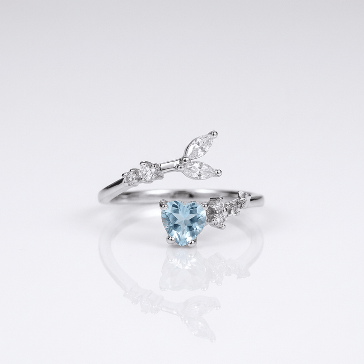 Anel solitário de prata azul topázio ajustável da Rose & Oliver, com pedra central brilhante e design elegante.