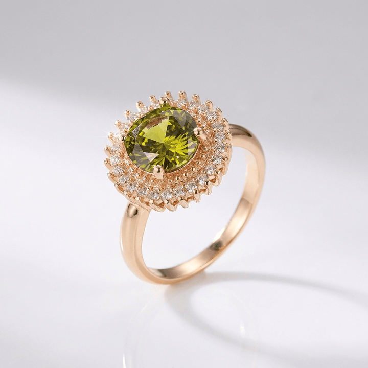 Anel de ouro com peridoto e diamantes em halo, joia elegante de Rose & Oliver, exibindo detalhes brilhantes e acabamento refinado.