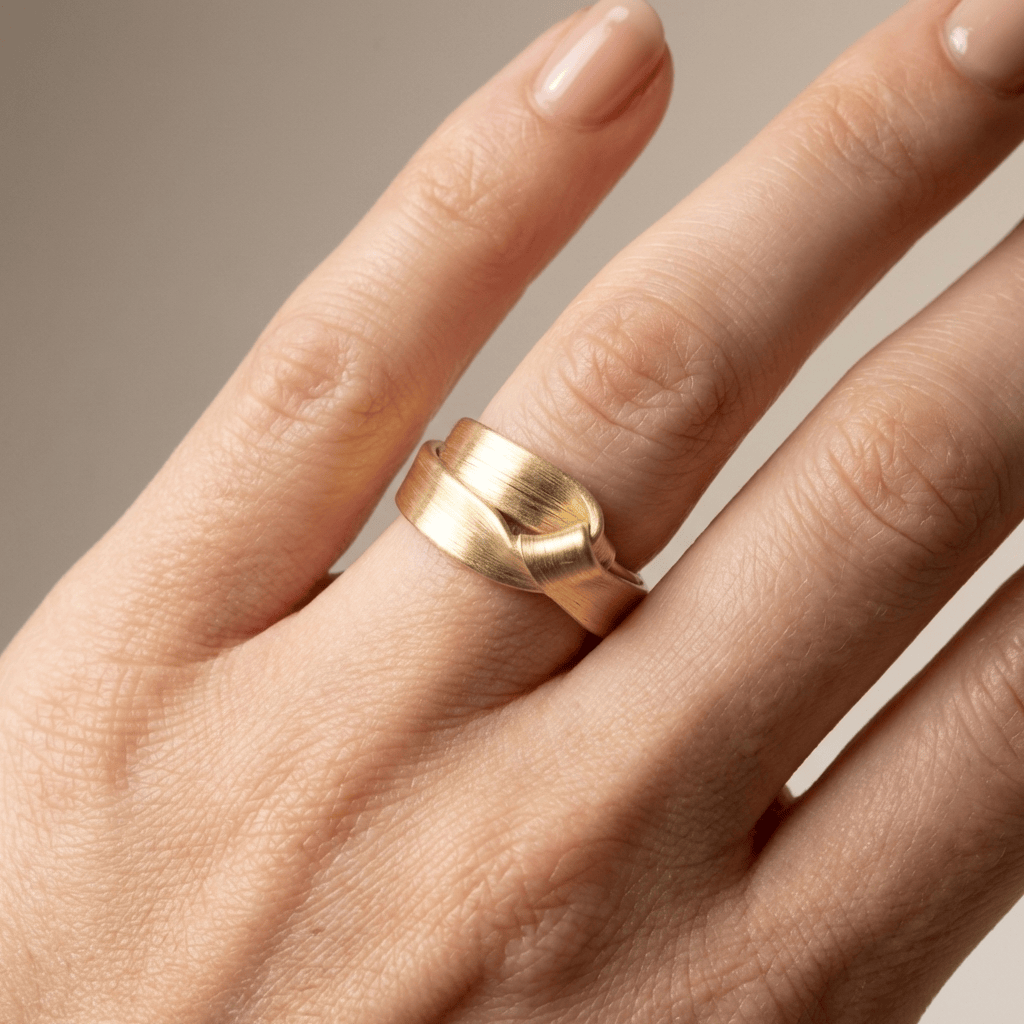 Anel vintage Rose & Oliver de acabamento dourado com design ajustável, estilo envolvente e elegante.