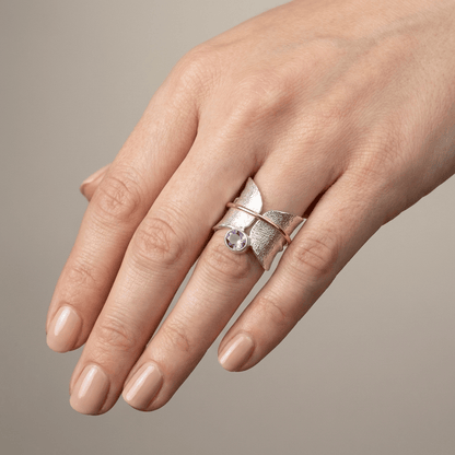 Ring Schmetterling Amethyst aus Silber mit Golddetails, mit dekorativer Schmetterling von der Marke Rose & Oliver.