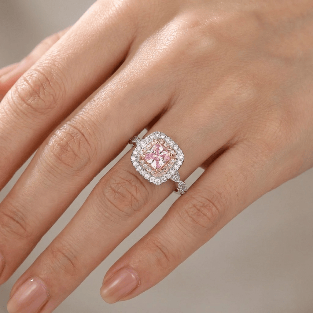 Anel rosa com zircônia em halo, joia elegante da Rose & Oliver, detalhe de pedra brilhante e acabamento delicado.