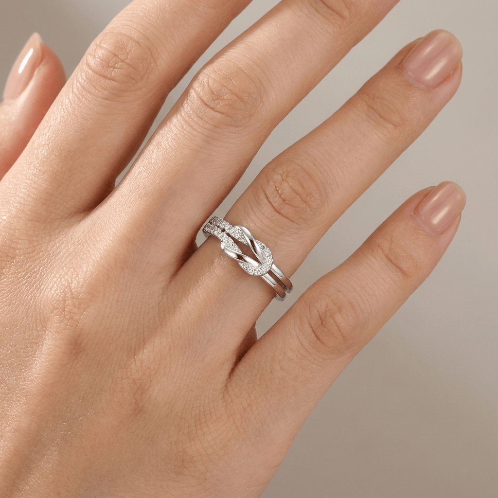 Anel ajustável Rose & Oliver com zirconia prateada, envolvente e elegante, mostrando detalhes brilhantes na imagem.