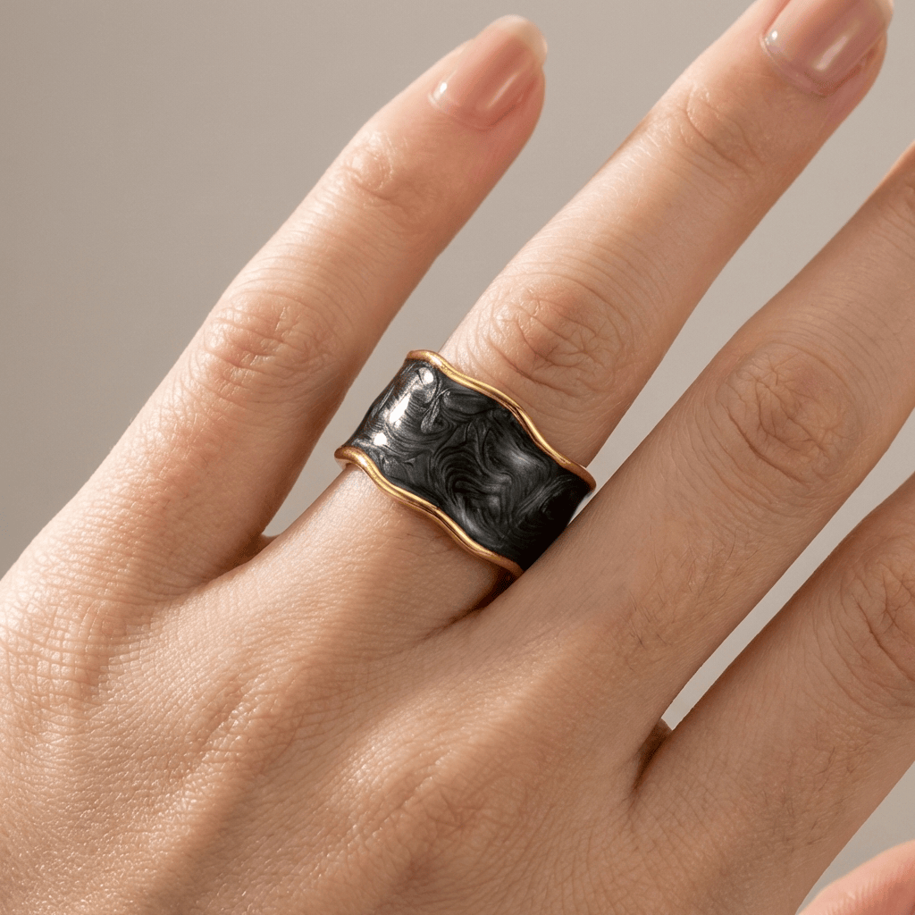 Vintage-Handwerker-Ring, verstellbar von Rose & Oliver, mit künstlerischem Design und exklusiven Details aus patiniertem Metall.