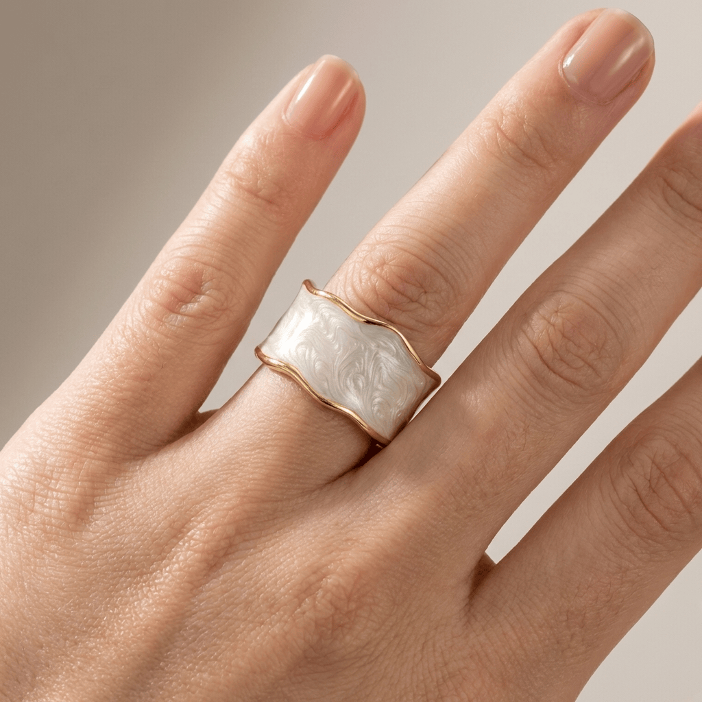 Vintage-Handwerker-Ring, verstellbar von Rose & Oliver mit künstlerischem Design und detailliertem Metallfinish.