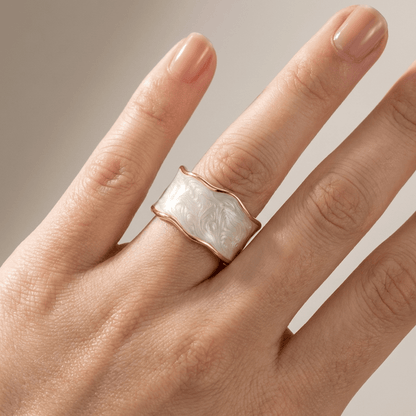 Vintage-Handwerker-Ring, verstellbar von Rose & Oliver mit künstlerischem Design und detailliertem Metallfinish.