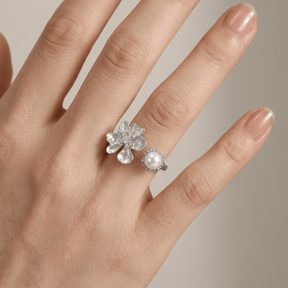 Anel de prata com pérolas, Rose & Oliver, design delicado e elegante, visível com detalhes das pérolas e acabamento metálico.
