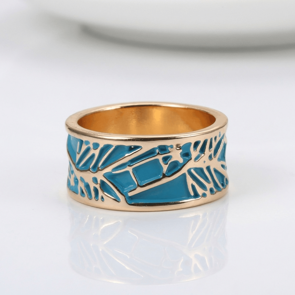 Roségoldener Ring mit Türkis und mystischen Details, von der Marke Rose & Oliver, der das elegante und funkelnde Design zeigt.
