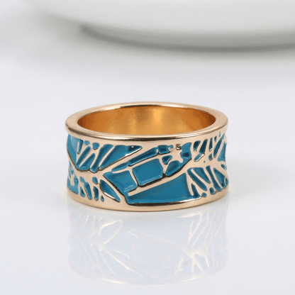 Roségoldener Ring mit Türkis und mystischen Details, von der Marke Rose & Oliver, der das elegante und funkelnde Design zeigt.