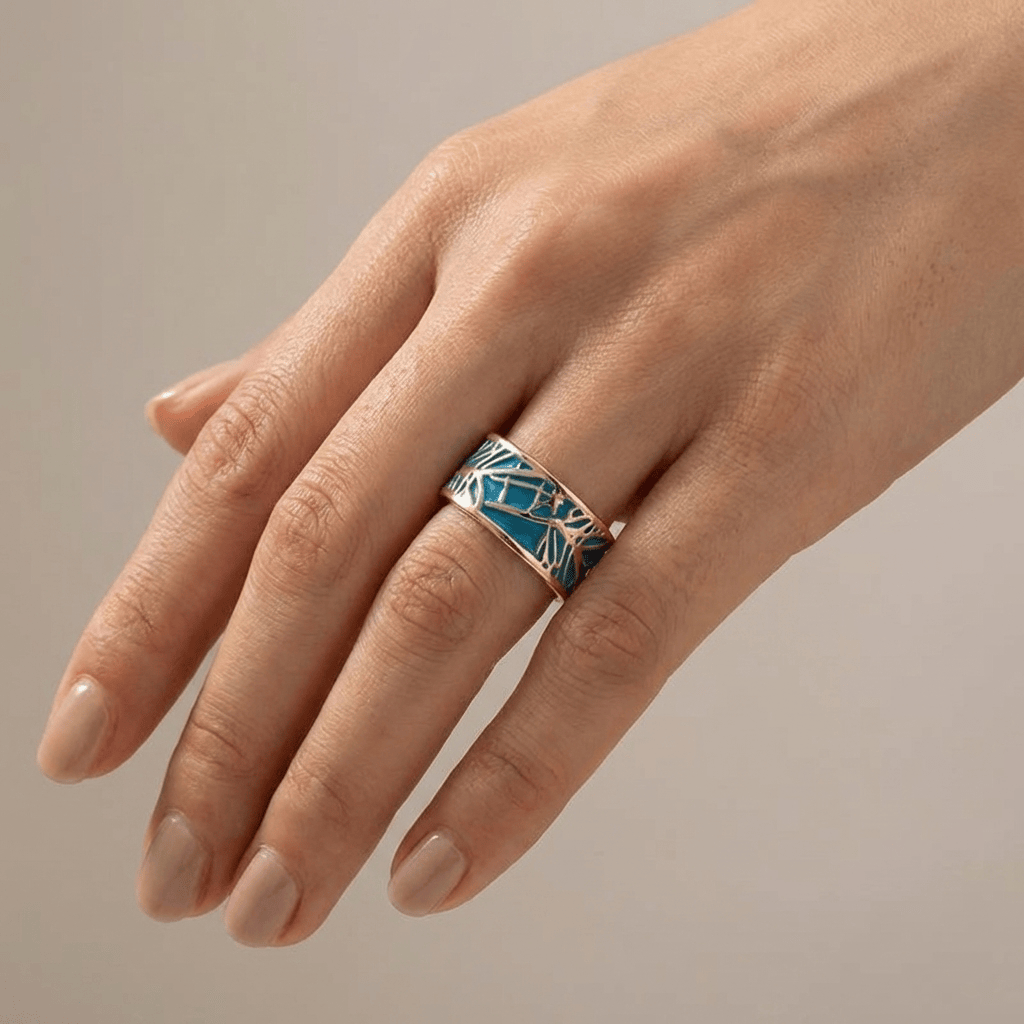 Roségoldener Ring mit Türkisstein und mystischem Design, von der Marke Rose & Oliver, in Nahaufnahme abgebildet.
