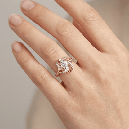 Anel ajustável Rose Gold com knot torcido e zirconias brilhantes, da marca Rose & Oliver, exibido na imagem.