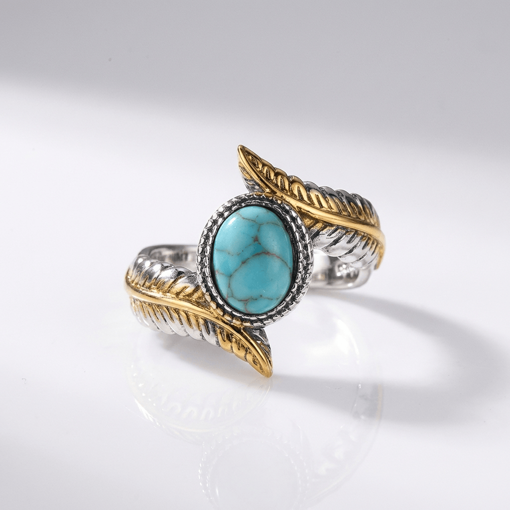 Bohemianischer Ring aus Silber, Gold und Türkis, mit künstlerischem Design von der Marke Rose & Oliver, der leuchtende und elegante Details aufweist.