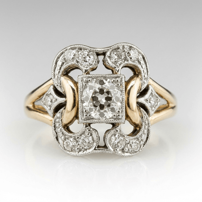 Retro-Ring mit skulpturaler Form und Diamantdetails von Rose & Oliver, hebt sein artistisches Design und glänzendes Finish hervor