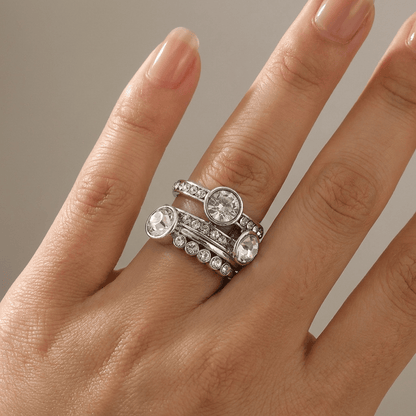 Anel Twin Sparkle prata da Rose & Oliver com detalhes brilhantes e acabamento polido, mostrado em close na imagem.