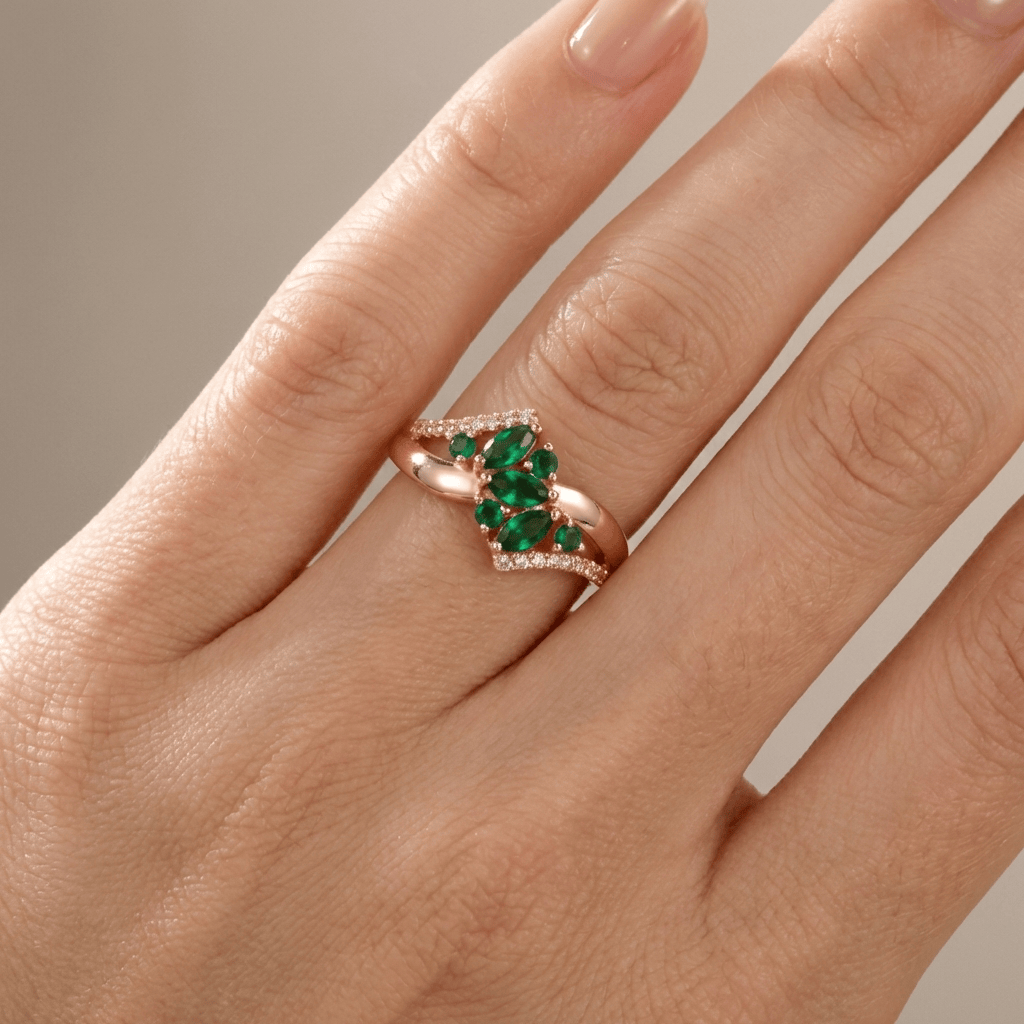 Ring Rose & Oliver mit Smaragdblume und Roségold-Finish, zarte Details und elegantes Finish.