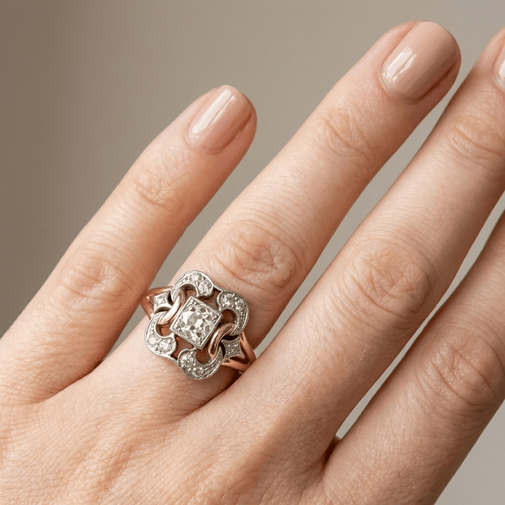 Retro-Ring mit skulpturalen Diamantdetails der Marke Rose & Oliver, dargestellt auf einem neutralen Hintergrund.