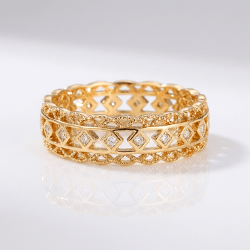 Anel aberto de ouro com diamantes da Rose & Oliver, mostrador com detalhes de trabalho aberto e pedras brilhantes.