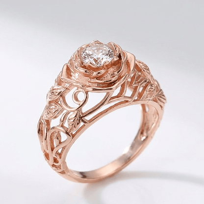 Vintage-Ring von Rose & Oliver mit Finish aus rosafarbener Zirkonia und graviertem Detail im klassischen Stil.