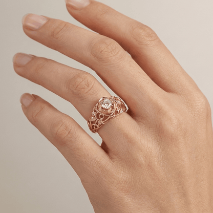Vintage-Ring mit geschnitzter rosa Zirkonia von Rose & Oliver, mit klassischem Design und ornamentalen Details aus Silber.