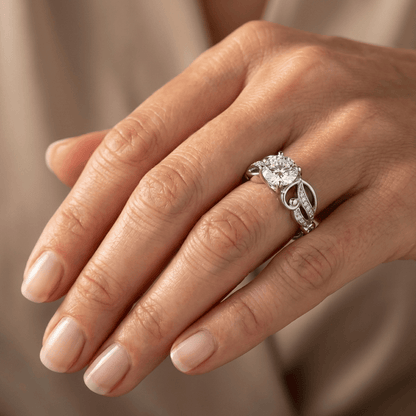 Anel de prata com zircônia em design infinito, da marca Rose & Oliver, exibindo detalhes brilhantes e acabamento elegante.