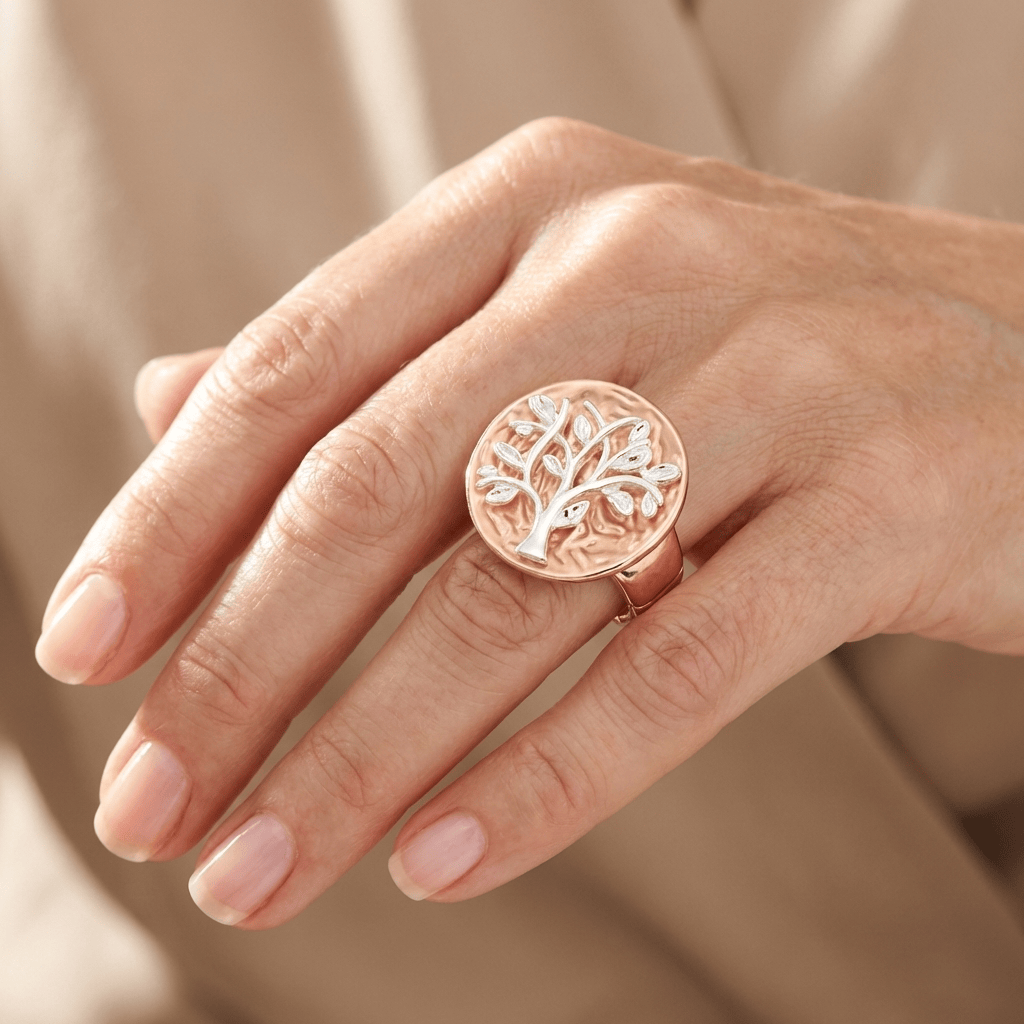 Anel ajustável Rose Gold Tree of Life da Rose & Oliver com design delicado e detalhes de árvore estilizada.