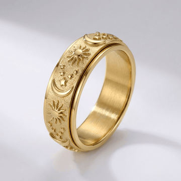 Anel rotativo dourado com detalhes celestiais da Rose & Oliver, mostrando o design circular e acabamento brilhante.