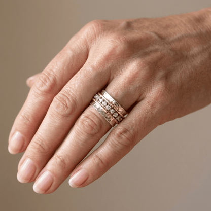 Ring Zirconia Serenity Spin von Rose & Oliver mit silbernem Finish und glänzendem Zirkonstein im Bild.