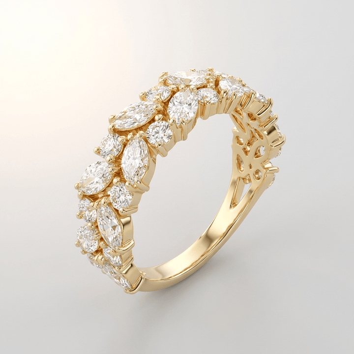 Anel dourado Rose & Oliver com cascata de zircônias marquise, design elegante e brilhante em acabamento polido.