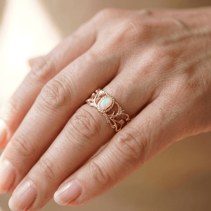 Verstellbarer Ring Rose Gold Opal Celestial Wings von Rose & Oliver mit Details zu himmlischen Flügeln und funkelndem Opalstein.
