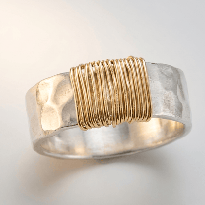 Handgefertigter Ring aus Silber mit gedrehten Kordeln, hergestellt von der Marke Rose & Oliver, im Nahaufnahme mit sichtbaren Details.