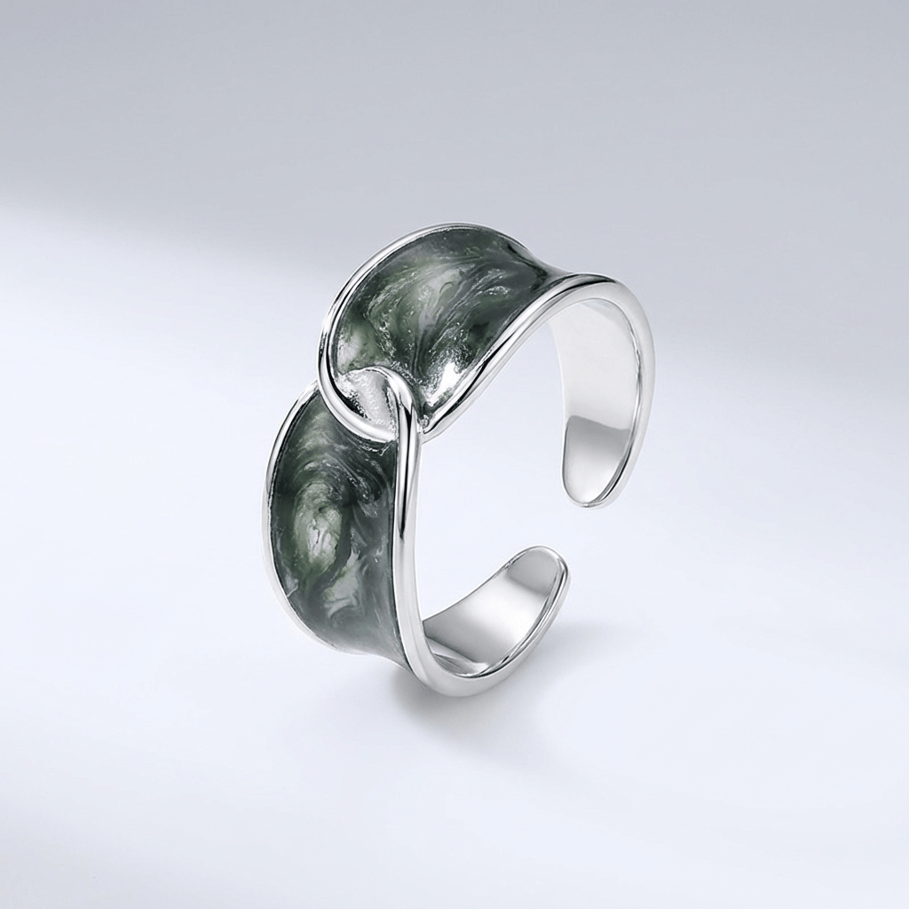 Anel ajustável Rose & Oliver com duas pedras de jade verdes, detalhes delicados e acabamento elegante.