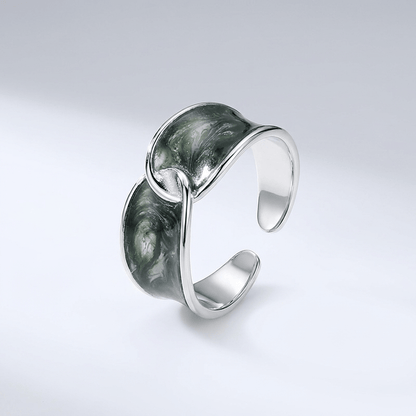 Anel ajustável Rose & Oliver com duas pedras de jade verdes, detalhes delicados e acabamento elegante.