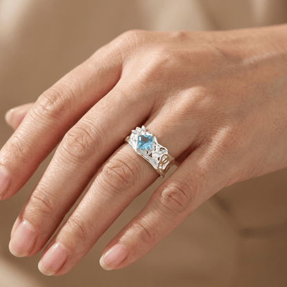 Anel ajustável de prata com textura e pedra de aquamarine, da marca Rose & Oliver, mostrado em detalhe.
