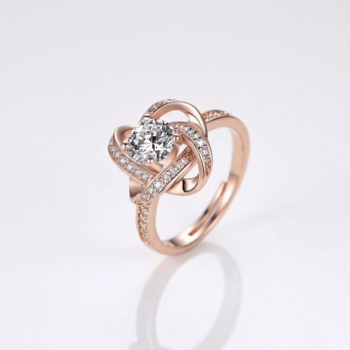 Anel ajustável Rose Gold com nó torcido e zircônias, marca Rose & Oliver, detalhe elegante e delicado.