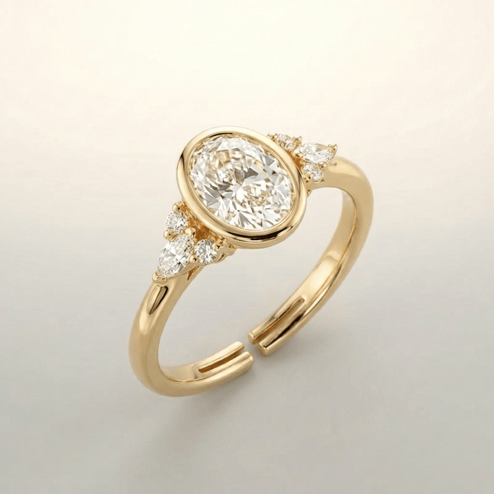 Anel ajustável Rose & Oliver com três zircônias ovais douradas em design elegante