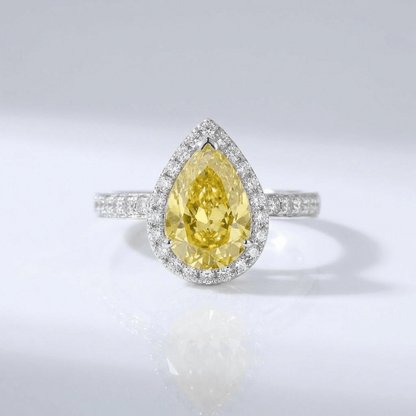 Gelber Diamant-Ring in Perenschliff mit Halo von Rose & Oliver, Detail eines Schmuckrings mit zentralem Stein in Perenform