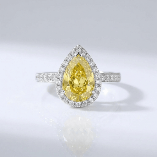 Gelber Diamant-Ring in Perenschliff mit Halo von Rose & Oliver, Detail eines Schmuckrings mit zentralem Stein in Perenform