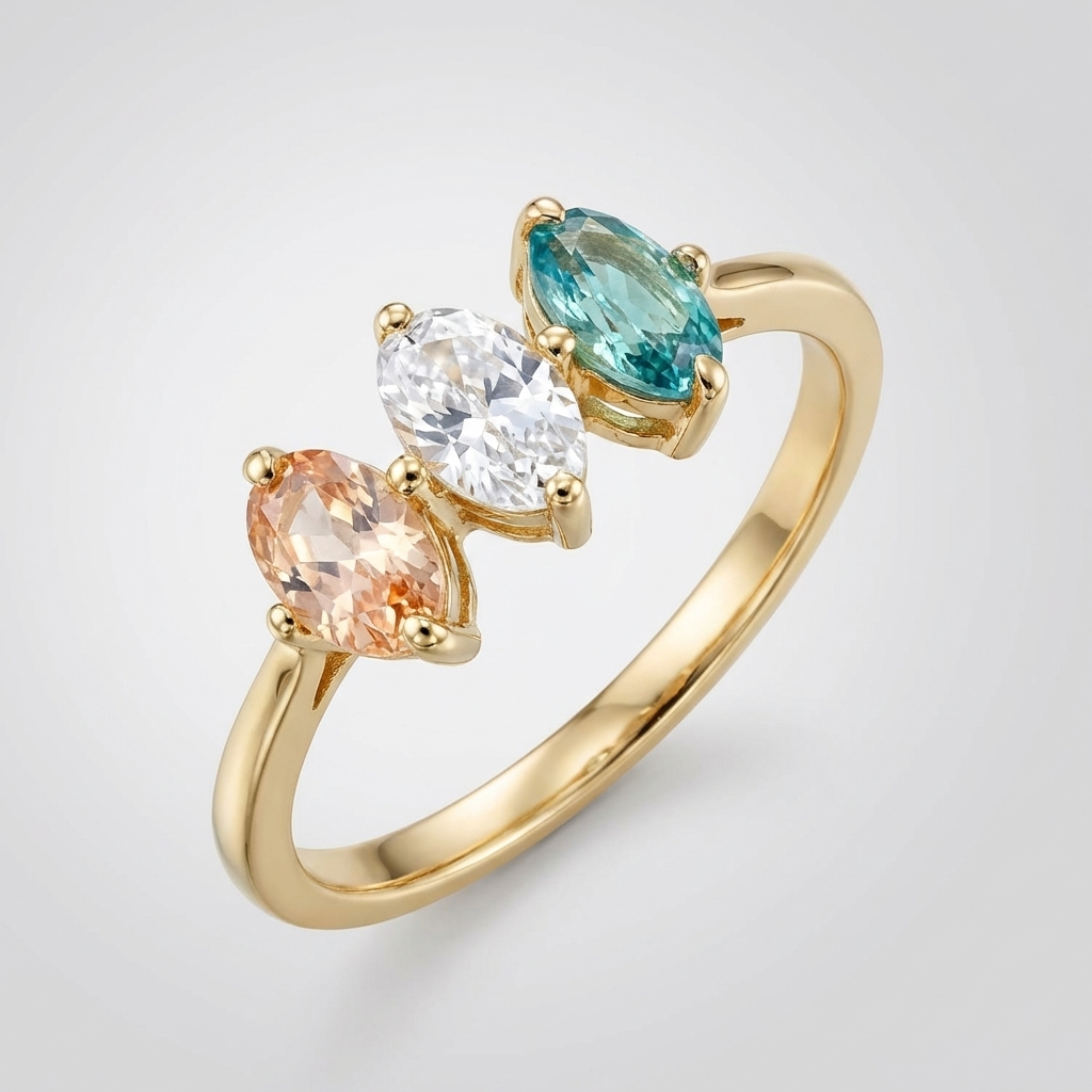 Ring Golden Trio von Rose & Oliver mit drei Reihen goldener Details aus Edelstahl, moderner und eleganter Stil.