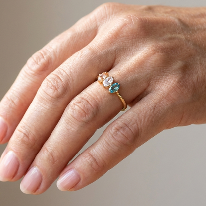 Ring Golden Trio von Rose & Oliver mit drei gestapelten goldenen Ringen, eleganter und zeitgenössischer Stil.