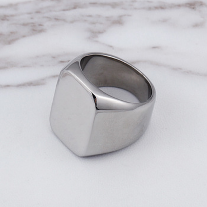 Ring Bold Heritage von Rose & Oliver aus Silber mit robustem Design und strukturierten Details, auf weißem Grund.