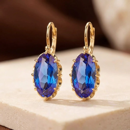 Brincos de ouro com safira em gotas, joias elegantes da marca Rose & Oliver, destaque em imagem de brincos de orelha.