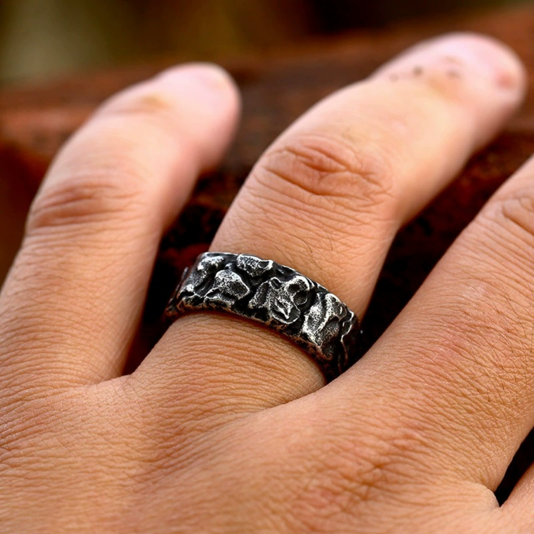 Vintage-Ring aus Silberstein von Rose & Oliver mit klassischem Design und ornamentalen Details.