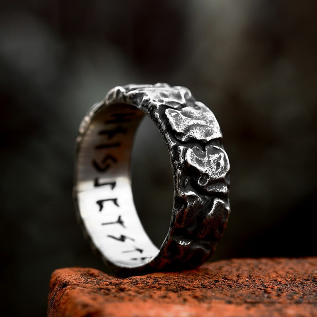 Vintage-Ring aus Stein in Silber, mit klassischem Design, von der Marke Rose & Oliver, Hervorhebung der Details des Schmucks.