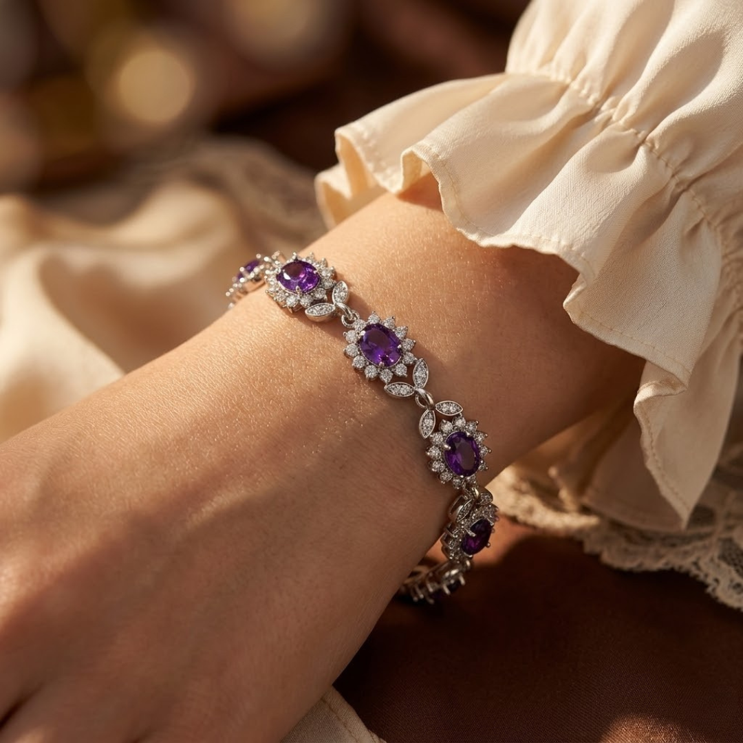 Pulseira floral de ametista e prata da Rose & Oliver, com detalhes delicados de flores e pedras roxas brilhantes.